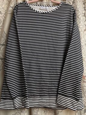 Kim Rogers Black and White Pullover 2X. NWT